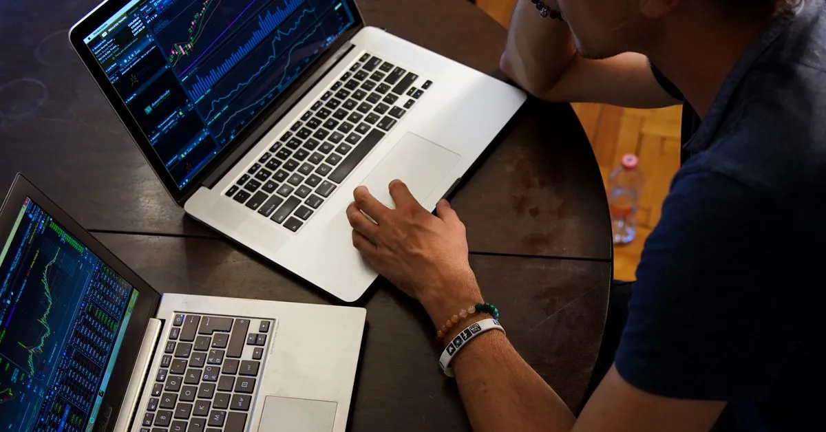 Bitcoin Price Falls Below $25,700 After SEC Delays ETF Decisions